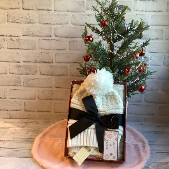 Collection Eighteen Loop & Beanie Scarf & Hat In Gift Box - Picture 1 of 3